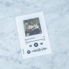 Carica l'immagine nel visualizzatore di Gallery, Targa colorata con codice spotify e foto personalizzabile 10cm x 15cm