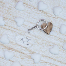 Carica l'immagine nel visualizzatore di Gallery, Portachiavi a forma di cuore con frase personalizzabile 5 cm x 4 cm