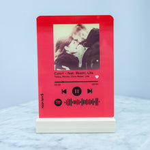 Carica l'immagine nel visualizzatore di Gallery, Targa colorata con base in legno e codice spotify con foto personalizzabile 15cm x 20cm