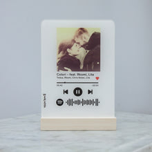 Carica l'immagine nel visualizzatore di Gallery, Targa colorata con base in legno e codice spotify con foto personalizzabile 15cm x 20cm