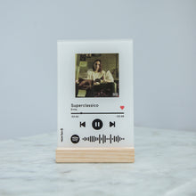 Carica l'immagine nel visualizzatore di Gallery, Targa colorata con base in legno e codice spotify con foto personalizzabile 10cm x 15cm