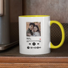 Carica l'immagine nel visualizzatore di Gallery, Tazza gialla con codice spotify e foto personalizzabile