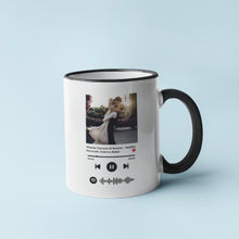 Carica l'immagine nel visualizzatore di Gallery, Tazza nera con codice spotify e foto personalizzabile