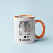 Carica l'immagine nel visualizzatore di Gallery, Tazza arancione con codice spotify e foto personalizzabile