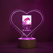 Carica l'immagine nel visualizzatore di Gallery, Targa a forma di cuore con base bianca a led e codice spotify con foto personalizzabile 15cm x 18 cm