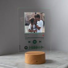 Carica l&#39;immagine nel visualizzatore di Gallery, Targa con base tonda effetto legno a led e codice spotify con foto personalizzabile 15cm x 20cm
