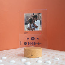 Carica l&#39;immagine nel visualizzatore di Gallery, Targa con base tonda effetto legno a led e codice spotify con foto personalizzabile 15cm x 20cm
