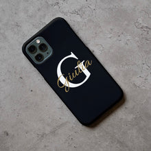 Carica l'immagine nel visualizzatore di Gallery, Cover nera con lettera e nome personalizzabile