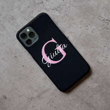 Carica l'immagine nel visualizzatore di Gallery, Cover nera con lettera e nome personalizzabile