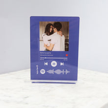 Carica l'immagine nel visualizzatore di Gallery, Targa colorata con base e codice spotify con foto personalizzabile 15cm x 20cm