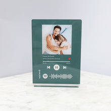 Carica l'immagine nel visualizzatore di Gallery, Targa colorata con base e codice spotify con foto personalizzabile 15cm x 20cm