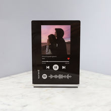 Carica l'immagine nel visualizzatore di Gallery, Targa colorata con base e codice spotify con foto personalizzabile 15cm x 20cm