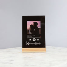 Carica l'immagine nel visualizzatore di Gallery, Targa colorata con base in legno e codice spotify con foto personalizzabile 10cm x 15cm