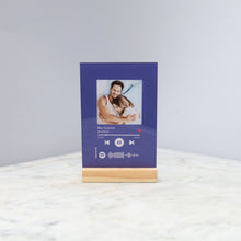 Carica l'immagine nel visualizzatore di Gallery, Targa colorata con base in legno e codice spotify con foto personalizzabile 10cm x 15cm