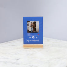 Carica l'immagine nel visualizzatore di Gallery, Targa colorata con base in legno e codice spotify con foto personalizzabile 10cm x 15cm