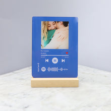 Carica l'immagine nel visualizzatore di Gallery, Targa colorata con base in legno e codice spotify con foto personalizzabile 15cm x 20cm
