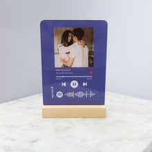 Carica l'immagine nel visualizzatore di Gallery, Targa colorata con base in legno e codice spotify con foto personalizzabile 15cm x 20cm