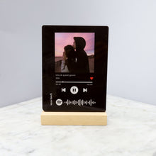 Carica l'immagine nel visualizzatore di Gallery, Targa colorata con base in legno e codice spotify con foto personalizzabile 15cm x 20cm