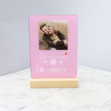 Carica l'immagine nel visualizzatore di Gallery, Targa colorata con base in legno e codice spotify con foto personalizzabile 15cm x 20cm