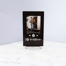 Carica l'immagine nel visualizzatore di Gallery, Targa colorata con base tonda e codice spotify con foto personalizzabile 12cm x 20cm