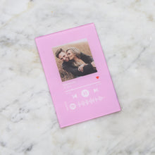 Carica l'immagine nel visualizzatore di Gallery, Targa colorata con codice spotify e foto personalizzabile 10cm x 15cm