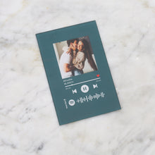 Carica l'immagine nel visualizzatore di Gallery, Targa colorata con codice spotify e foto personalizzabile 10cm x 15cm