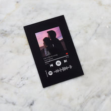 Carica l'immagine nel visualizzatore di Gallery, Targa colorata con codice spotify e foto personalizzabile 10cm x 15cm