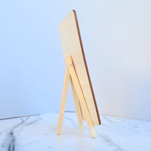 Carica l&#39;immagine nel visualizzatore di Gallery, Targa in legno con stand in legno e codice spotify con foto personalizzabile 15cm x 20cm
