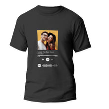 Carica l'immagine nel visualizzatore di Gallery, T-shirt nera con codice spotify e foto personalizzabile
