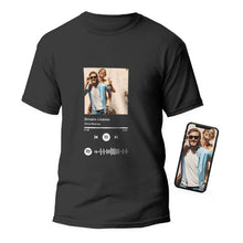 Carica l'immagine nel visualizzatore di Gallery, T-shirt nera con codice spotify e foto personalizzabile