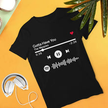 Carica l'immagine nel visualizzatore di Gallery, T-shirt nera con titolo e codice spotify personalizzabile