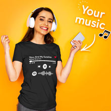 Carica l'immagine nel visualizzatore di Gallery, T-shirt nera con titolo e codice spotify personalizzabile