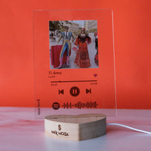 Carica l'immagine nel visualizzatore di Gallery, Targa"Mamma" con base a cuore led e codice spotify con foto personalizzabile 15cm x 20cm