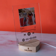 Carica l&#39;immagine nel visualizzatore di Gallery, Targa con base a cuore led e codice spotify con foto personalizzabile 15cm x 20cm
