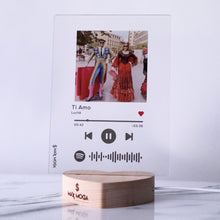 Carica l'immagine nel visualizzatore di Gallery, Targa con base a cuore led e codice spotify con foto personalizzabile 15cm x 20cm