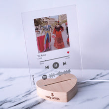 Carica l'immagine nel visualizzatore di Gallery, Targa con base a cuore led e codice spotify con foto personalizzabile 15cm x 20cm