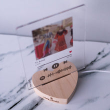 Carica l'immagine nel visualizzatore di Gallery, Targa con base a cuore led e codice spotify con foto personalizzabile 15cm x 20cm