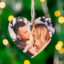 Carica l'immagine nel visualizzatore di Gallery, Decoro natalizio in legno a forma di cuore con foto personalizzabile