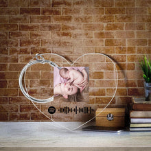 Carica l'immagine nel visualizzatore di Gallery, Portachiavi a forma di cuore con codice spotify e foto personalizzabile 5cm x 4cm