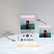 Carica l'immagine nel visualizzatore di Gallery, Targa con base in legno e codice spotify con foto personalizzabile 10cm x 15cm
