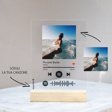 Carica l'immagine nel visualizzatore di Gallery, Targa con base in legno e codice spotify con foto personalizzabile 15cm x 20cm