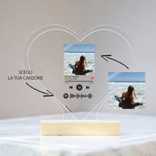 Carica l'immagine nel visualizzatore di Gallery, Targa a forma di cuore con base in legno e codice spotify con foto personalizzabile 15cm x 18 cm