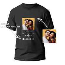 Carica l'immagine nel visualizzatore di Gallery, T-shirt nera con codice spotify e foto personalizzabile