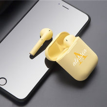 Carica l'immagine nel visualizzatore di Gallery, Cuffie Bluetooth giallo pastello con lettera e nome personalizzabile