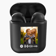Carica l'immagine nel visualizzatore di Gallery, Cuffie Bluetooth nero pastello con codice spotify e foto personalizzabile