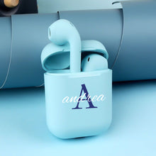 Carica l'immagine nel visualizzatore di Gallery, Cuffie Bluetooth celeste pastello con lettera e nome personalizzabile