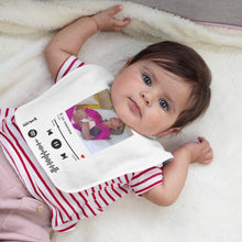 Carica l'immagine nel visualizzatore di Gallery, Bavaglino con codice spotify e foto personalizzabile