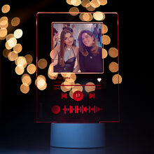 Carica l'immagine nel visualizzatore di Gallery, Targa con base bianca a led e codice spotify con foto personalizzabile 15cm x 20cm