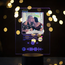 Carica l'immagine nel visualizzatore di Gallery, Targa "Papà" con base a led e codice spotify con foto personalizzabile 15cm x 20cm