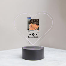Carica l'immagine nel visualizzatore di Gallery, Targa"Papà" a forma di cuore con base a led e codice spotify con foto personalizzabile 15cm x 18 cm